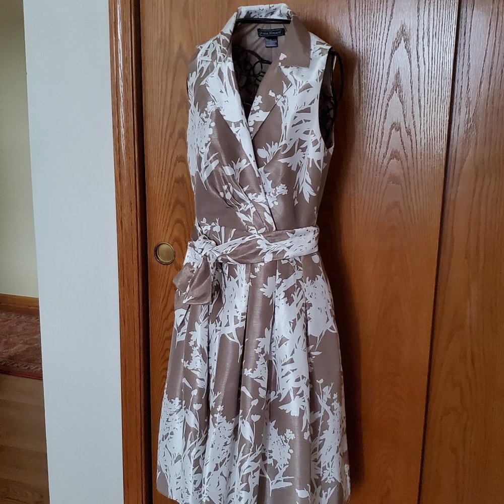 Jessica Howard Fit and Flare Size 8 - Taupe and white